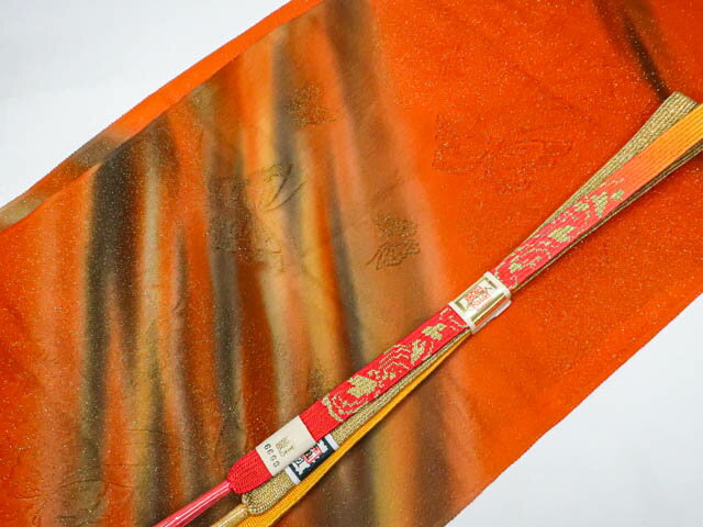 寸法　品質 素材：正絹 色　：橙・濃いピンク・山吹 ■サイズ 帯締め 長さ：M サイズ ◆帯締め Mサイズ・・約145cm以上◆ ◆帯締め Lサイズ・・約180cm以上◆ ◆帯揚げ ・・生地幅 約28cm以上◆ 　　　　　 ※リサイクル商品ですので、記載しております。 ※中古の商品だという点を御理解の上、ご入札くださいますようお願い申し上げます。 ※商品画像につきましては、パソコンの機種・モニターなどにより、現品と色の違いが出る場合があります。 ※詳細は商品画像にてご確認ください。 商品説明 リサイクル商品としては綺麗な状態のお品物です。 撮影：小山　検品：小山　画像：野阪　入力：野阪【仕立て上がり 和服 アウトレット リサイクル着物 通販 アイディーネット きもの】リサイクル着物 和装小物 帯揚げ帯締めセット 帯揚 帯締 蝶文 高麗組 金糸 25w07-9656