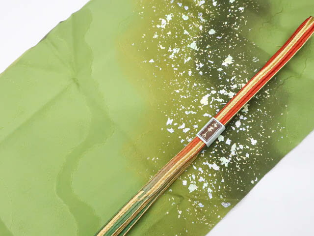 寸法　品質 素材：正絹 色　：抹茶・オレンジ・緑 ■サイズ 帯締め 長さ：M サイズ ◆帯締め Mサイズ・・約145cm以上◆ ◆帯締め Lサイズ・・約180cm以上◆ ◆帯揚げ ・・生地幅 約28cm以上◆ ※リサイクル商品ですので、記載しております。 ※中古の商品だという点を御理解の上、ご入札くださいますようお願い申し上げます。 ※商品画像につきましては、パソコンの機種・モニターなどにより、現品と色の違いが出る場合があります。 ※詳細は商品画像にてご確認ください。 商品説明 リサイクル商品のため、帯揚げに金彩飛びや所々にシミがございますが、ご使用頂けると存じます。 日本国内から発送いたしております。 発送後は追跡番号をお知らせいたします。 スタッフによる手作業での検品採寸済み。 撮影：北川 検品：北川 画像：森脇 入力：森脇 【検索キーワード】 中古 リサイクル着物 着物 kimono KIMONO 着付け教室 お茶会 初心者着物 正絹 木綿 絽 単衣 袷 カジュアル フォーマル 七五三 お宮参り 結婚式 お食事会 ショッピング お出かけ 破格 お値打ち 和服 帯 和装小物 20代 30代 40代 50代 60代 70代【仕立て上がり 和服 アウトレット リサイクル着物 通販 アイディーネット きもの】リサイクル着物 和装小物 帯締め 帯揚げ セット 帯締 帯揚 金彩 平組 金糸 25w08-10299