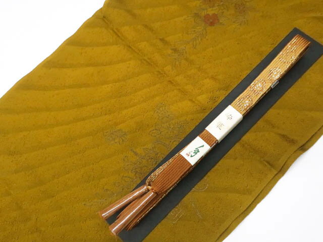 寸法　品質 素材：正絹 色　：黄土・茶 ■サイズ 帯締め 長さ：M サイズ ◆帯締め Mサイズ・・約145cm以上◆ ◆帯締め Lサイズ・・約180cm以上◆ ◆帯揚げ ・・生地幅 約28cm以上◆ 　　　　　 ※リサイクル商品ですので、記載しております。 ※中古の商品だという点を御理解の上、ご入札くださいますようお願い申し上げます。 ※商品画像につきましては、パソコンの機種・モニターなどにより、現品と色の違いが出る場合があります。 ※詳細は商品画像にてご確認ください。 商品説明 リサイクル商品としては綺麗な状態のお品物です。 日本国内から発送いたしております。 発送後は追跡番号をお知らせいたします。 スタッフによる手作業での検品採寸済み。 撮影：北川 検品：北川 画像：森脇 入力：森脇 【検索キーワード】 中古 リサイクル着物 着物 kimono KIMONO 着付け教室 お茶会 初心者着物 正絹 木綿 絽 単衣 袷 カジュアル フォーマル 七五三 お宮参り 結婚式 お食事会 ショッピング お出かけ 破格 お値打ち 和服 帯 和装小物 20代 30代 40代 50代 60代 70代【仕立て上がり 和服 アウトレット リサイクル着物 通販 アイディーネット きもの】リサイクル着物 和装小物 帯締め 帯揚げ セット 帯締 帯揚 高麗組 金糸 25w08-10326