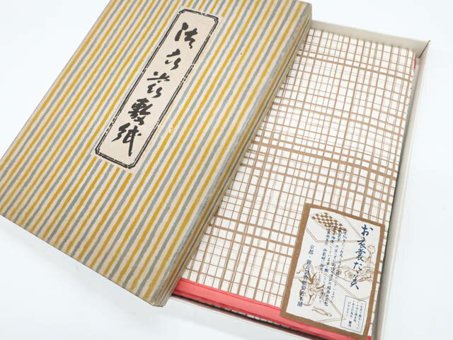 寸法　品質 素材：紙 ※リサイクル商品ですので、記載しております。 ※中古の商品だという点を御理解の上、ご入札くださいますようお願い申し上げます。 ※商品画像につきましては、パソコンの機種・モニターなどにより、現品と色の違いが出る場合があります。 ※詳細は商品画像にてご確認ください。 商品説明 リサイクル商品でございますので裏薄汚れがございますが、ご使用いただけるかと存じます。 日本国内から発送いたしております。 発送後は追跡番号をお知らせいたします。 スタッフによる手作業での検品採寸済み。 撮影：藤好 検品：小山　画像：森脇　入力：松田 【検索キーワード】 中古 リサイクル着物 着物 kimono KIMONO 着付け教室 お茶会 初心者着物 正絹 木綿 絽 単衣 袷 カジュアル フォーマル 七五三 お宮参り 結婚式 お食事会 ショッピング お出かけ 破格 お値打ち 和服 帯 和装小物 20代 30代 40代 50代 60代 70代【仕立て上がり 和服 アウトレット リサイクル着物 通販 アイディーネット きもの】リサイクル着物 和装小物 衣裳 敷紙 箱入 25w08-10412