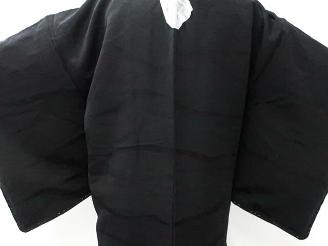 楽天スーパーセール最大80%OFF【中古】リサイクル着物 羽織 黒羽織 一つ紋 地紋入り 正絹 羽織紐別売り 身丈約83.5cm 裄丈約66.5cm 25z08-4702【リサイクル着物 着物羽織 和装羽織 着物カーディガン 和モダン 着物コート 羽織物 お出掛け】 IDnet