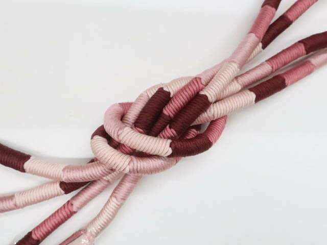 寸法　品質 地色　：ピンク・紫 素材：正絹 ■サイズ 長さ：M サイズ ◆帯締め Mサイズ・・約145cm以上◆ ◆帯締め Lサイズ・・約180cm以上◆ 　　　　　 ※リサイクル商品ですので、記載しております。 ※中古の商品だという点を御理解の上、ご入札くださいますようお願い申し上げます。 ※商品画像につきましては、パソコンの機種・モニターなどにより、現品と色の違いが出る場合があります。 ※詳細は商品画像にてご確認ください。 商品説明 リサイクル商品としては、良い状態のお品です。 日本国内から発送いたしております。 発送後は追跡番号をお知らせいたします。 スタッフによる手作業での検品採寸済み。 撮影：藤好 検品：小山 画像：松田 入力：森脇 【検索キーワード】 中古 リサイクル着物 着物 kimono KIMONO 着付け教室 お茶会 初心者着物 正絹 木綿 絽 単衣 袷 カジュアル フォーマル 七五三 お宮参り 結婚式 お食事会 ショッピング お出かけ 破格 お値打ち 和服 帯 和装小物 20代 30代 40代 50代 60代 70代【仕立て上がり 和服 アウトレット リサイクル着物 通販 アイディーネット きもの】リサイクル着物 和装小物 帯締め 帯締 丸組 25w10-12253