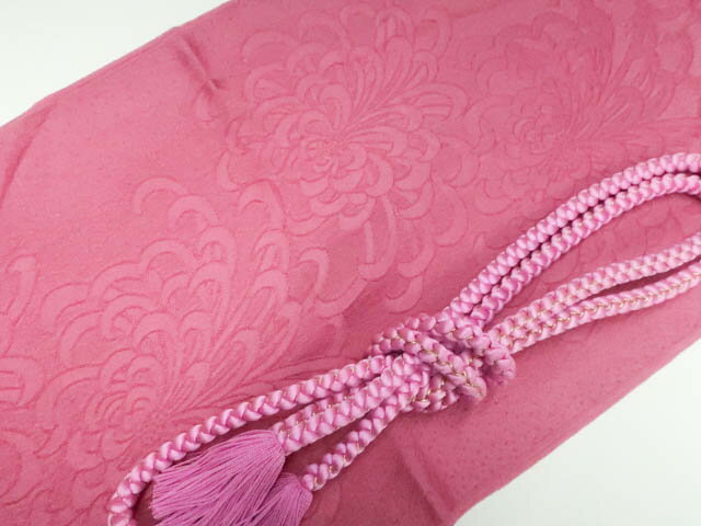 寸法　品質 素材：正絹 色　：薄赤紫 ■サイズ 帯締め 長さ：M サイズ ◆帯締め Mサイズ・・約145cm以上◆ ◆帯締め Lサイズ・・約180cm以上◆ ◆帯揚げ ・・生地幅 約28cm以上◆ 　　　　　 ※リサイクル商品ですので、記載しております。 ※中古の商品だという点を御理解の上、ご入札くださいますようお願い申し上げます。 ※商品画像につきましては、パソコンの機種・モニターなどにより、現品と色の違いが出る場合があります。 ※詳細は商品画像にてご確認ください。 商品説明 リサイクル商品としては綺麗な状態のお品物です。 日本国内から発送いたしております。 発送後は追跡番号をお知らせいたします。 スタッフによる手作業での検品採寸済み。 撮影：藤好　検品：北川　画像：森脇　入力：松田 【検索キーワード】 中古 リサイクル着物 着物 kimono KIMONO 着付け教室 お茶会 初心者着物 正絹 木綿 絽 単衣 袷 カジュアル フォーマル 七五三 お宮参り 結婚式 お食事会 ショッピング お出かけ 破格 お値打ち 和服 帯 和装小物 20代 30代 40代 50代 60代 70代【仕立て上がり 和服 アウトレット リサイクル着物 通販 アイディーネット きもの】和装小物 帯締め帯揚げセット 丸組 金糸 撚房 乱菊地紋 美品 帯締 帯揚 25w10-12853