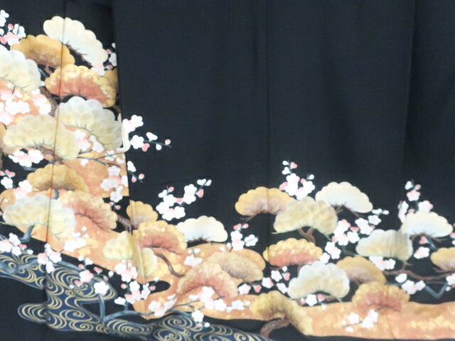 【中古】リサイクル着物 黒留袖 作家物 落款入り 五ツ紋 金彩 吉祥文 比翼仕立て 正絹 着物 身丈約167cm 裄丈約64cm 25z11-6202[リサイクル着物 黒留 結婚式 礼装 母 正装 きもの] IDnet