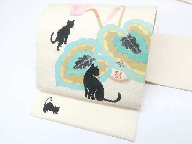 【サイズ・素材・お色】 太鼓部分長さ：約116cm 太鼓部分幅：約31.5cm 前部分長さ:約 276cm 前部分幅:約16 cm 地色：生成 (1枚目の画像が近いお色かと思われます) 素材：正絹 【商品状態】 汚れ:縫い止まり近く、お太鼓下にシミ、手先や垂れ先柄近くに薄汚れがございますが、着用可能です。 ランク:B その他: 【ランク説明】 N:未使用品 S:未使用品に近い A:汚れなし、または、汚れはあるががリサイクル物としては良い状態 B:汚れありますが、着用可能な範囲かと思われます C:汚れあり。リメイクやハンドメイドにオススメ 【お読みください】 ※中古品だという点を御理解の上、ご入札ください ※商品画像は、パソコンの機種・モニターなどにより現品と色の違いが出る場合があります。 ※詳細は商品画像にてご確認ください。 ※日本国内から発送いたしております。 ※発送後は追跡番号をお知らせいたします。 ※スタッフによる手作業での検品採寸済み。 撮影：小山 検品：小山 画像：森脇 入力：森脇 【検索キーワード】 中古 リサイクル着物 着物 kimono KIMONO 着付け教室 お茶会 初心者着物 正絹 木綿 絽 単衣 袷 カジュアル フォーマル 七五三 お宮参り 結婚式 お食事会 ショッピング お出かけ 破格 お値打ち 和服 帯 和装小物 20代 30代 40代 50代 60代 70代【仕立て上がり 和服 アウトレット リサイクル着物 通販 アイディーネット きもの】九寸名古屋帯 オリジナル 落款入り お太鼓柄 猫 ネコ 花 正絹 r7b11-211