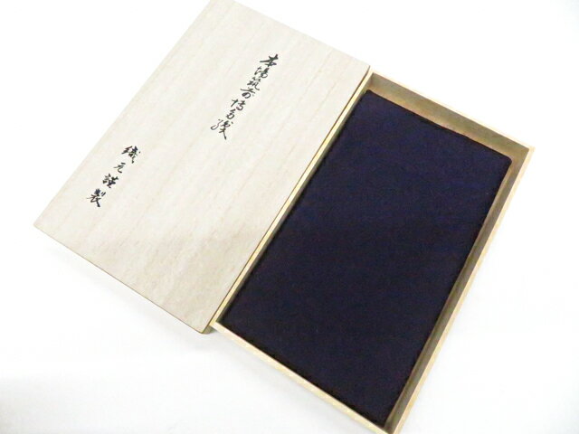 【サイズ・素材・お色】 サイズ：約20cm×約11.5cm 地色：青紫 (1枚目の画像が近いお色かと思われます) 素材：正絹 【商品状態】 汚れ:中に色ムラがございますが、着用可能です。 ランク:B その他: 【ランク説明】 N:新品・未使用品 S:未使用品に近い A:目立った傷や汚れはなく大変良い状態 B:多少の汚れありますが、着用可能 C:傷や汚れが見える部分にありますが、着用は可能 D:状態が悪くリメイク品やジャンク品としてお使いください。 【お読みください】 ※中古品だという点を御理解の上、ご入札ください ※商品画像は、パソコンの機種・モニターなどにより現品と色の違いが出る場合があります。 ※詳細は商品画像にてご確認ください。 ※日本国内から発送いたしております。 ※発送後は追跡番号をお知らせいたします。 ※スタッフによる手作業での検品採寸済み。 撮影：小山　検品：小山　 画像：野阪 入力：野阪 【検索キーワード】 中古 リサイクル着物 着物 kimono KIMONO 着付け教室 お茶会 初心者着物 正絹 木綿 絽 単衣 袷 カジュアル フォーマル 七五三 お宮参り 結婚式 お食事会 ショッピング お出かけ 破格 お値打ち 和服 帯 和装小物 20代 30代 40代 50代 60代 70代【仕立て上がり 和服 アウトレット リサイクル着物 通販 アイディーネット きもの】和装小物 和雑貨 金封帛紗 本場筑前博多織 箱付 25w12-14945