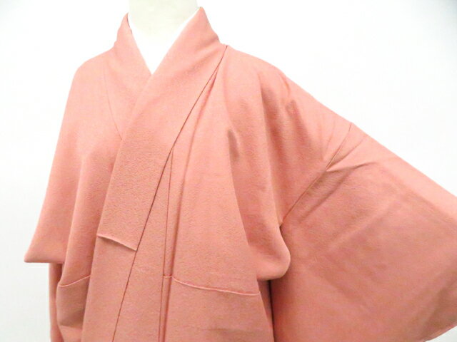 【サイズ・素材・お色】 太鼓部分長さ：約155.5cm 太鼓部分幅：約64cm 前部分長さ:約 49cm 前部分幅:約29.5 cm 地色：くすみ橙 (1枚目の画像が近いお色かと思われます) 素材：正絹 【商品状態】 汚れ:なし ランク:A その他: 【ランク説明】 N:新品・未使用品 S:未使用品に近い A:目立った傷や汚れはなく大変良い状態 B:多少の汚れありますが、着用可能 C:傷や汚れが見える部分にありますが、着用は可能 D:状態が悪くリメイク品やジャンク品としてお使いください。 【お読みください】 ※中古品だという点を御理解の上、ご入札ください ※商品画像は、パソコンの機種・モニターなどにより現品と色の違いが出る場合があります。 ※詳細は商品画像にてご確認ください。 ※日本国内から発送いたしております。 ※発送後は追跡番号をお知らせいたします。 ※スタッフによる手作業での検品採寸済み。 撮影：大宅　検品：大宅　画像：野阪　入力：松田 【検索キーワード】 中古 リサイクル着物 着物 kimono KIMONO 着付け教室 お茶会 初心者着物 正絹 木綿 絽 単衣 袷 カジュアル フォーマル 七五三 お宮参り 結婚式 お食事会 ショッピング お出かけ 破格 お値打ち 和服 帯 和装小物 20代 30代 40代 50代 60代 70代【仕立て上がり 和服 アウトレット リサイクル着物 通販 アイディーネット きもの】色無地 作家物 落款入り しつけ付 正絹 着物 美品 身丈約155.5cm 裄丈64cm 26z01-65