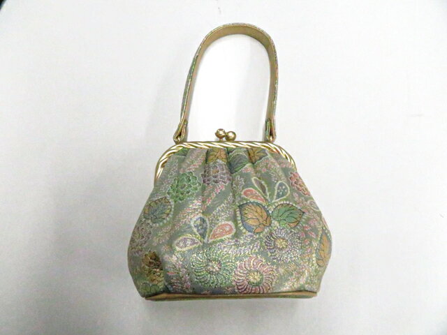 【サイズ・素材・お色】 バッグ 横　：約17cm 縦　：約15cm マチ：約10.5cm 地色：薄緑 (1枚目の画像が近いお色かと思われます) 素材：牛革 【商品状態】 汚れ:金具に小さな傷、中に薄汚れがございますが、使用可能です。 ランク:B その他: 【ランク説明】 N:新品・未使用品 S:未使用品に近い A:目立った傷や汚れはなく大変良い状態 B:多少の汚れありますが、着用可能 C:傷や汚れが見える部分にありますが、着用は可能 D:状態が悪くリメイク品やジャンク品としてお使いください。 【お読みください】 ※中古品だという点を御理解の上、ご入札ください ※商品画像は、パソコンの機種・モニターなどにより現品と色の違いが出る場合があります。 ※詳細は商品画像にてご確認ください。 ※日本国内から発送いたしております。 ※発送後は追跡番号をお知らせいたします。 ※スタッフによる手作業での検品採寸済み。 撮影：小山 検品：小山 画像：野阪 入力：森脇 【検索キーワード】 中古 リサイクル着物 着物 kimono KIMONO 着付け教室 お茶会 初心者着物 正絹 木綿 絽 単衣 袷 カジュアル フォーマル 七五三 お宮参り 結婚式 お食事会 ショッピング お出かけ 破格 お値打ち 和服 帯 和装小物 20代 30代 40代 50代 60代 70代【仕立て上がり 和服 アウトレット リサイクル着物 通販 アイディーネット きもの】和装小物 バッグ 金彩 26w01-132