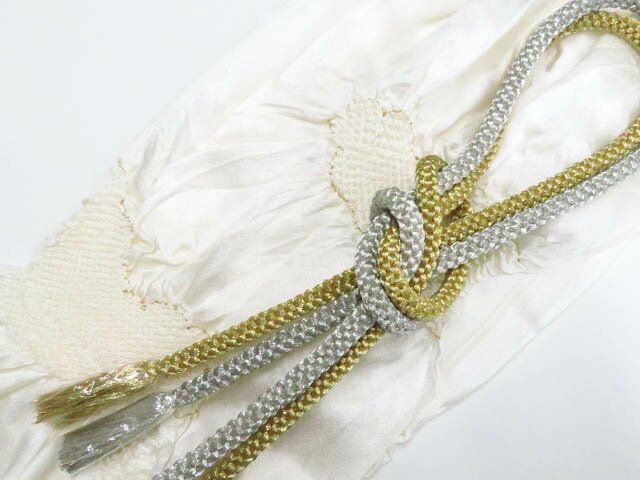 【サイズ・素材・お色】 帯締め 長さ：M サイズ ◆帯締め Mサイズ・・約145cm以上◆ ◆帯締め Lサイズ・・約180cm以上◆ ◆帯揚げ ・・生地幅 約28cm以上◆ 地色：白|金|銀 (1枚目の画像が近いお色かと思われます) 素材：正絹 【商品状態】 汚れ:なし ランク:A その他: 【ランク説明】 N:新品・未使用品 S:未使用品に近い A:目立った傷や汚れはなく大変良い状態 B:多少の汚れありますが、着用可能 C:傷や汚れが見える部分にありますが、着用は可能 D:状態が悪くリメイク品やジャンク品としてお使いください。 【お読みください】 ※中古品だという点を御理解の上、ご入札ください ※商品画像は、パソコンの機種・モニターなどにより現品と色の違いが出る場合があります。 ※詳細は商品画像にてご確認ください。 ※日本国内から発送いたしております。 ※発送後は追跡番号をお知らせいたします。 ※スタッフによる手作業での検品採寸済み。 撮影：北川　検品：北川　画像：森脇　入力：松田 【検索キーワード】 中古 リサイクル着物 着物 kimono KIMONO 着付け教室 お茶会 初心者着物 正絹 木綿 絽 単衣 袷 カジュアル フォーマル 七五三 お宮参り 結婚式 お食事会 ショッピング お出かけ 破格 お値打ち 和服 帯 和装小物 20代 30代 40代 50代 60代 70代【仕立て上がり 和服 アウトレット リサイクル着物 通販 アイディーネット きもの】和装小物 帯締め帯揚げセット 礼装用 丸組 金糸 中抜き絞り 美品 帯締 帯揚 26w01-202