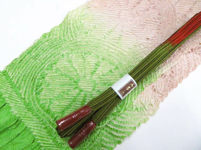 【サイズ・素材・お色】 帯締め 長さ：M サイズ ◆帯締め Mサイズ・・約145cm以上◆ ◆帯締め Lサイズ・・約180cm以上◆ ◆帯揚げ ・・生地幅 約28cm以上◆ 地色：小豆|黄緑|抹茶|赤茶 (1枚目の画像が近いお色かと思われます) 素材：正絹 【商品状態】 汚れ:帯揚げしぼのびとしみがございますが、着用可能です。 ランク:B その他: 【ランク説明】 N:新品・未使用品 S:未使用品に近い A:目立った傷や汚れはなく大変良い状態 B:多少の汚れありますが、着用可能 C:傷や汚れが見える部分にありますが、着用は可能 D:状態が悪くリメイク品やジャンク品としてお使いください。 【お読みください】 ※中古品だという点を御理解の上、ご入札ください ※商品画像は、パソコンの機種・モニターなどにより現品と色の違いが出る場合があります。 ※詳細は商品画像にてご確認ください。 ※日本国内から発送いたしております。 ※発送後は追跡番号をお知らせいたします。 ※スタッフによる手作業での検品採寸済み。 撮影：北川　検品：北川　画像：森脇　入力：松田 【検索キーワード】 中古 リサイクル着物 着物 kimono KIMONO 着付け教室 お茶会 初心者着物 正絹 木綿 絽 単衣 袷 カジュアル フォーマル 七五三 お宮参り 結婚式 お食事会 ショッピング お出かけ 破格 お値打ち 和服 帯 和装小物 20代 30代 40代 50代 60代 70代【仕立て上がり 和服 アウトレット リサイクル着物 通販 アイディーネット きもの】和装小物 帯締め帯揚げセット 平組 中抜き絞り 帯締 帯揚 26w01-211