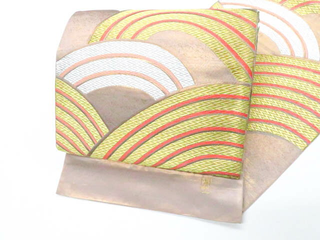 【サイズ・素材・お色】 長さ：約456cm 幅：約31cm 地色：薄紫 (1枚目の画像が近いお色かと思われます) 素材：正絹 【商品状態】 汚れ:折山汚れと所々スレがございますが、着用可能です。 ランク:B その他: 【ランク説明】 N:新品・未使用品 S:未使用品に近い A:目立った傷や汚れはなく大変良い状態 B:多少の汚れありますが、着用可能 C:傷や汚れが見える部分にありますが、着用は可能 D:状態が悪くリメイク品やジャンク品としてお使いください。 【お読みください】 ※中古品だという点を御理解の上、ご入札ください ※商品画像は、パソコンの機種・モニターなどにより現品と色の違いが出る場合があります。 ※詳細は商品画像にてご確認ください。 ※日本国内から発送いたしております。 ※発送後は追跡番号をお知らせいたします。 ※スタッフによる手作業での検品採寸済み。 撮影：北川　検品：北川　画像：森脇　入力：松田 【検索キーワード】 中古 リサイクル着物 着物 kimono KIMONO 着付け教室 お茶会 初心者着物 正絹 木綿 絽 単衣 袷 カジュアル フォーマル 七五三 お宮参り 結婚式 お食事会 ショッピング お出かけ 破格 お値打ち 和服 帯 和装小物 20代 30代 40代 50代 60代 70代【仕立て上がり 和服 アウトレット リサイクル着物 通販 アイディーネット きもの】袋帯 落款入り 六通 金糸 正絹 26b01-57