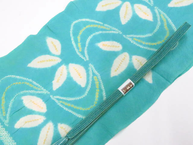 【サイズ・素材・お色】 帯締め 長さ：M サイズ ◆帯締め Mサイズ・・約145cm以上◆ ◆帯締め Lサイズ・・約180cm以上◆ ◆帯揚げ ・・生地幅 約28cm以上◆ 地色：青緑 (1枚目の画像が近いお色かと思われます) 素材：正絹 【商品状態】 汚れ:帯揚げ端にしみと糸飛び出し、帯締めくすみがございますが、着用可能です。 ランク:B その他: 【ランク説明】 N:新品・未使用品 S:未使用品に近い A:目立った傷や汚れはなく大変良い状態 B:多少の汚れありますが、着用可能 C:傷や汚れが見える部分にありますが、着用は可能 D:状態が悪くリメイク品やジャンク品としてお使いください。 【お読みください】 ※中古品だという点を御理解の上、ご入札ください ※商品画像は、パソコンの機種・モニターなどにより現品と色の違いが出る場合があります。 ※詳細は商品画像にてご確認ください。 ※日本国内から発送いたしております。 ※発送後は追跡番号をお知らせいたします。 ※スタッフによる手作業での検品採寸済み。 撮影：北川　検品：北川　画像：森脇　入力：松田 【検索キーワード】 中古 リサイクル着物 着物 kimono KIMONO 着付け教室 お茶会 初心者着物 正絹 木綿 絽 単衣 袷 カジュアル フォーマル 七五三 お宮参り 結婚式 お食事会 ショッピング お出かけ 破格 お値打ち 和服 帯 和装小物 20代 30代 40代 50代 60代 70代【仕立て上がり 和服 アウトレット リサイクル着物 通販 アイディーネット きもの】和装小物 帯締め帯揚げセット 平組 絞り 帯締 帯揚 26w01-271