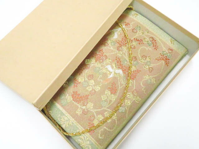 【サイズ・素材・お色】 バッグ 横　：約24cm 縦　：約14cm マチ：約1cm 地色：金|灰緑 (1枚目の画像が近いお色かと思われます) 素材：- 【商品状態】 汚れ:中薄汚れがございますが、使用可能です。 ランク:B その他: 【ランク説明】 N:新品・未使用品 S:未使用品に近い A:目立った傷や汚れはなく大変良い状態 B:多少の汚れありますが、着用可能 C:傷や汚れが見える部分にありますが、着用は可能 D:状態が悪くリメイク品やジャンク品としてお使いください。 【お読みください】 ※中古品だという点を御理解の上、ご入札ください ※商品画像は、パソコンの機種・モニターなどにより現品と色の違いが出る場合があります。 ※詳細は商品画像にてご確認ください。 ※日本国内から発送いたしております。 ※発送後は追跡番号をお知らせいたします。 ※スタッフによる手作業での検品採寸済み。 撮影：北川　検品：北川　画像：森脇　入力：松田 【検索キーワード】 中古 リサイクル着物 着物 kimono KIMONO 着付け教室 お茶会 初心者着物 正絹 木綿 絽 単衣 袷 カジュアル フォーマル 七五三 お宮参り 結婚式 お食事会 ショッピング お出かけ 破格 お値打ち 和服 帯 和装小物 20代 30代 40代 50代 60代 70代【仕立て上がり 和服 アウトレット リサイクル着物 通販 アイディーネット きもの】和装小物 和装バッグ 花 鳥 箱入 26w01-279