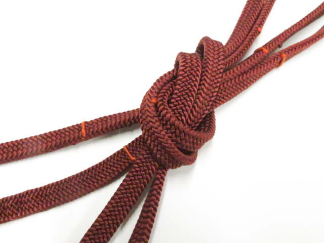 【サイズ・素材・お色】 長さ：M サイズ ◆帯締め Mサイズ・・約145cm以上◆ ◆帯締め Lサイズ・・約180cm以上◆ 地色：茶 (1枚目の画像が近いお色かと思われます) 素材：正絹 【商品状態】 汚れ:なし ランク:A その他: 【ランク説明】 N:新品・未使用品 S:未使用品に近い A:目立った傷や汚れはなく大変良い状態 B:多少の汚れありますが、着用可能 C:傷や汚れが見える部分にありますが、着用は可能 D:状態が悪くリメイク品やジャンク品としてお使いください。 【お読みください】 ※中古品だという点を御理解の上、ご入札ください ※商品画像は、パソコンの機種・モニターなどにより現品と色の違いが出る場合があります。 ※詳細は商品画像にてご確認ください。 ※日本国内から発送いたしております。 ※発送後は追跡番号をお知らせいたします。 ※スタッフによる手作業での検品採寸済み。 撮影：北川　検品：北川　画像：森脇　入力：松田 【検索キーワード】 中古 リサイクル着物 着物 kimono KIMONO 着付け教室 お茶会 初心者着物 正絹 木綿 絽 単衣 袷 カジュアル フォーマル 七五三 お宮参り 結婚式 お食事会 ショッピング お出かけ 破格 お値打ち 和服 帯 和装小物 20代 30代 40代 50代 60代 70代【仕立て上がり 和服 アウトレット リサイクル着物 通販 アイディーネット きもの】和装小物 帯締め 角組 美品 帯締 26w01-284