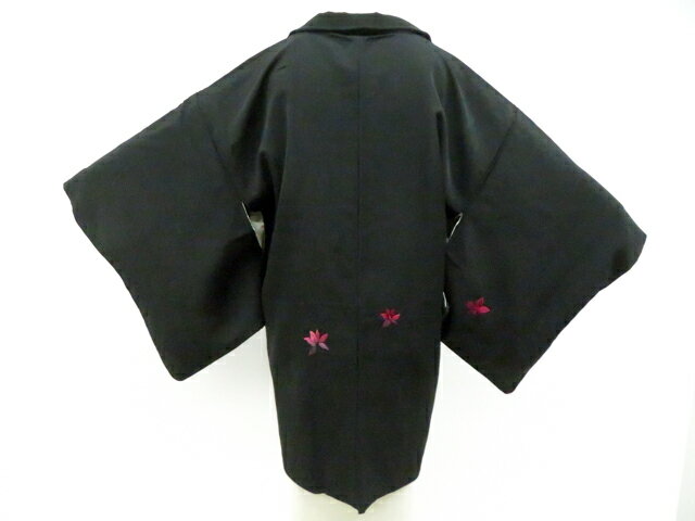 【サイズ・素材・お色】 身丈：約81cm 裄丈：約64cm 袖丈：約45.5cm 後幅：約cm 前幅：約cm 地色：黒 (1枚目の画像が近いお色かと思われます) 素材：正絹 【商品状態】 汚れ:羽裏にしみ、左衿裏薄汚れ、表薄やけがございますが、着用可能です。 ランク:B その他: 【ランク説明】 N:新品・未使用品 S:未使用品に近い A:目立った傷や汚れはなく大変良い状態 B:多少の汚れありますが、着用可能 C:傷や汚れが見える部分にありますが、着用は可能 D:状態が悪くリメイク品やジャンク品としてお使いください。 【お読みください】 ※中古品だという点を御理解の上、ご入札ください ※商品画像は、パソコンの機種・モニターなどにより現品と色の違いが出る場合があります。 ※詳細は商品画像にてご確認ください。 ※日本国内から発送いたしております。 ※発送後は追跡番号をお知らせいたします。 ※スタッフによる手作業での検品採寸済み。 撮影：小山　検品：小山　画像：野阪　入力：松田 【検索キーワード】 中古 リサイクル着物 着物 kimono KIMONO 着付け教室 お茶会 初心者着物 正絹 木綿 絽 単衣 袷 カジュアル フォーマル 七五三 お宮参り 結婚式 お食事会 ショッピング お出かけ 破格 お値打ち 和服 帯 和装小物 20代 30代 40代 50代 60代 70代【仕立て上がり 和服 アウトレット リサイクル着物 通販 アイディーネット きもの】黒羽織 昭和レトロ 流水に紅葉 羽織紐付 正絹 着物 身丈約81cm 裄丈64cm 26z01-280