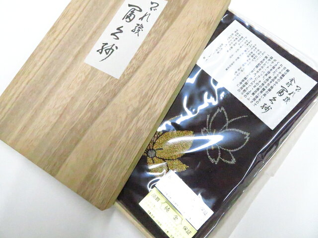 【サイズ・素材・お色】 サイズ：約20.5cm×約12cm 地色：紫 (1枚目の画像が近いお色かと思われます) 素材：ポリエステル・レーヨン 【商品状態】 汚れ:なし。 ランク:N その他: 【ランク説明】 N:新品・未使用品 S:未使用品に近い A:目立った傷や汚れはなく大変良い状態 B:多少の汚れありますが、着用可能 C:傷や汚れが見える部分にありますが、着用は可能 D:状態が悪くリメイク品やジャンク品としてお使いください。 【お読みください】 ※中古品だという点を御理解の上、ご入札ください ※商品画像は、パソコンの機種・モニターなどにより現品と色の違いが出る場合があります。 ※詳細は商品画像にてご確認ください。 ※日本国内から発送いたしております。 ※発送後は追跡番号をお知らせいたします。 ※スタッフによる手作業での検品採寸済み。 撮影：北川　検品：小山　 画像：野阪 入力：野阪 【検索キーワード】 中古 リサイクル着物 着物 kimono KIMONO 着付け教室 お茶会 初心者着物 正絹 木綿 絽 単衣 袷 カジュアル フォーマル 七五三 お宮参り 結婚式 お食事会 ショッピング お出かけ 破格 お値打ち 和服 帯 和装小物 20代 30代 40代 50代 60代 70代【仕立て上がり 和服 アウトレット リサイクル着物 通販 アイディーネット きもの】和装小物 和雑貨 未使用 金封 つづれ織 帛紗 金糸 木箱付 26w01-509