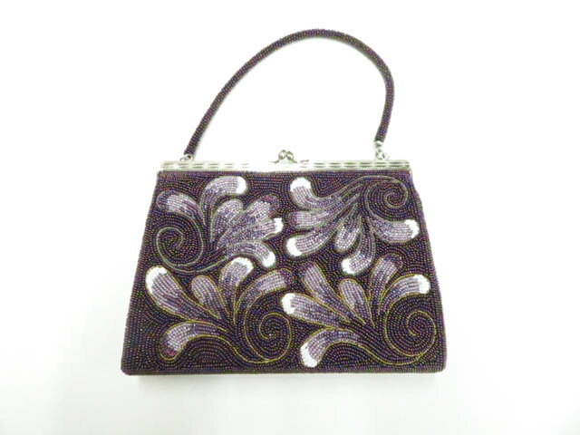 【サイズ・素材・お色】 バッグ 横　：約20cm 縦　：約15cm マチ：約4cm 地色：紫 (1枚目の画像が近いお色かと思われます) 素材：ビーズ 【商品状態】 汚れ:金具小傷、中に薄汚れがございますが、使用可能です。 ランク:B その他: 【ランク説明】 N:新品・未使用品 S:未使用品に近い A:目立った傷や汚れはなく大変良い状態 B:多少の汚れありますが、着用可能 C:傷や汚れが見える部分にありますが、着用は可能 D:状態が悪くリメイク品やジャンク品としてお使いください。 【お読みください】 ※中古品だという点を御理解の上、ご入札ください ※商品画像は、パソコンの機種・モニターなどにより現品と色の違いが出る場合があります。 ※詳細は商品画像にてご確認ください。 ※日本国内から発送いたしております。 ※発送後は追跡番号をお知らせいたします。 ※スタッフによる手作業での検品採寸済み。 撮影：北川 検品：北川 画像：森脇 入力：高坪 【検索キーワード】 中古 リサイクル着物 着物 kimono KIMONO 着付け教室 お茶会 初心者着物 正絹 木綿 絽 単衣 袷 カジュアル フォーマル 七五三 お宮参り 結婚式 お食事会 ショッピング お出かけ 破格 お値打ち 和服 帯 和装小物 20代 30代 40代 50代 60代 70代【仕立て上がり 和服 アウトレット リサイクル着物 通販 アイディーネット きもの】和装小物 ビーズバッグ r8w01-3