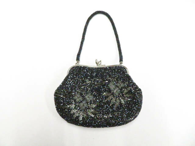 【サイズ・素材・お色】 バッグ 横　：約18cm 縦　：約13cm マチ：約2.5cm 地色：黒|銀 (1枚目の画像が近いお色かと思われます) 素材：ビーズ 【商品状態】 汚れ:金具に小傷、中に薄汚れがございますが、使用可能です。 ランク:B その他: 【ランク説明】 N:新品・未使用品 S:未使用品に近い A:目立った傷や汚れはなく大変良い状態 B:多少の汚れありますが、着用可能 C:傷や汚れが見える部分にありますが、着用は可能 D:状態が悪くリメイク品やジャンク品としてお使いください。 【お読みください】 ※中古品だという点を御理解の上、ご入札ください ※商品画像は、パソコンの機種・モニターなどにより現品と色の違いが出る場合があります。 ※詳細は商品画像にてご確認ください。 ※日本国内から発送いたしております。 ※発送後は追跡番号をお知らせいたします。 ※スタッフによる手作業での検品採寸済み。 撮影：北川 検品：北川 画像：森脇 入力：高坪 【検索キーワード】 中古 リサイクル着物 着物 kimono KIMONO 着付け教室 お茶会 初心者着物 正絹 木綿 絽 単衣 袷 カジュアル フォーマル 七五三 お宮参り 結婚式 お食事会 ショッピング お出かけ 破格 お値打ち 和服 帯 和装小物 20代 30代 40代 50代 60代 70代【仕立て上がり 和服 アウトレット リサイクル着物 通販 アイディーネット きもの】和装小物 ビーズバッグ r8w01-5
