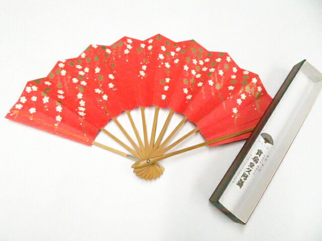 【サイズ・素材・お色】 サイズ：約29.5cm 地色：くすみオレンジ (1枚目の画像が近いお色かと思われます) 素材：紙・竹 【商品状態】 汚れ:なし。 ランク:A その他: 【ランク説明】 N:新品・未使用品 S:未使用品に近い A:目立った傷や汚れはなく大変良い状態 B:多少の汚れありますが、着用可能 C:傷や汚れが見える部分にありますが、着用は可能 D:状態が悪くリメイク品やジャンク品としてお使いください。 【お読みください】 ※中古品だという点を御理解の上、ご入札ください ※商品画像は、パソコンの機種・モニターなどにより現品と色の違いが出る場合があります。 ※詳細は商品画像にてご確認ください。 ※日本国内から発送いたしております。 ※発送後は追跡番号をお知らせいたします。 ※スタッフによる手作業での検品採寸済み。 撮影：藤好　検品：大宅　画像：高坪　入力：野阪 【検索キーワード】 中古 リサイクル着物 着物 kimono KIMONO 着付け教室 お茶会 初心者着物 正絹 木綿 絽 単衣 袷 カジュアル フォーマル 七五三 お宮参り 結婚式 お食事会 ショッピング お出かけ 破格 お値打ち 和服 帯 和装小物 20代 30代 40代 50代 60代 70代【仕立て上がり 和服 アウトレット リサイクル着物 通販 アイディーネット きもの】和装小物 和雑貨 舞扇子 箱付 美品 26w01-832