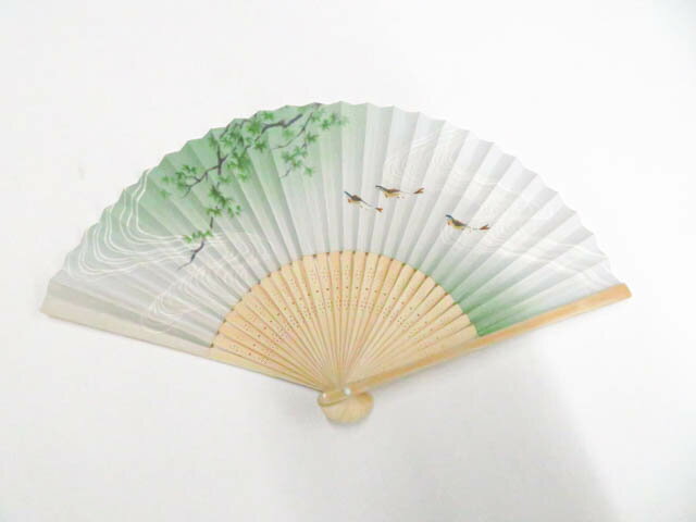【サイズ・素材・お色】 サイズ：約21cm 地色：緑|薄茶 (1枚目の画像が近いお色かと思われます) 素材：竹・紙 【商品状態】 汚れ:竹に薄汚れがございますが、リサイクル商品としては綺麗な状態のお品物です。 ランク:A その他: 【ランク説明】 N:新品・未使用品 S:未使用品に近い A:目立った傷や汚れはなく大変良い状態 B:多少の汚れありますが、着用可能 C:傷や汚れが見える部分にありますが、着用は可能 D:状態が悪くリメイク品やジャンク品としてお使いください。 【お読みください】 ※中古品だという点を御理解の上、ご入札ください ※商品画像は、パソコンの機種・モニターなどにより現品と色の違いが出る場合があります。 ※詳細は商品画像にてご確認ください。 ※日本国内から発送いたしております。 ※発送後は追跡番号をお知らせいたします。 ※スタッフによる手作業での検品採寸済み。 撮影：北川　検品：小山　画像：森脇　入力：野阪 【検索キーワード】 中古 リサイクル着物 着物 kimono KIMONO 着付け教室 お茶会 初心者着物 正絹 木綿 絽 単衣 袷 カジュアル フォーマル 七五三 お宮参り 結婚式 お食事会 ショッピング お出かけ 破格 お値打ち 和服 帯 和装小物 20代 30代 40代 50代 60代 70代【仕立て上がり 和服 アウトレット リサイクル着物 通販 アイディーネット きもの】和装小物 和雑貨 扇子 魚模様 26w01-908