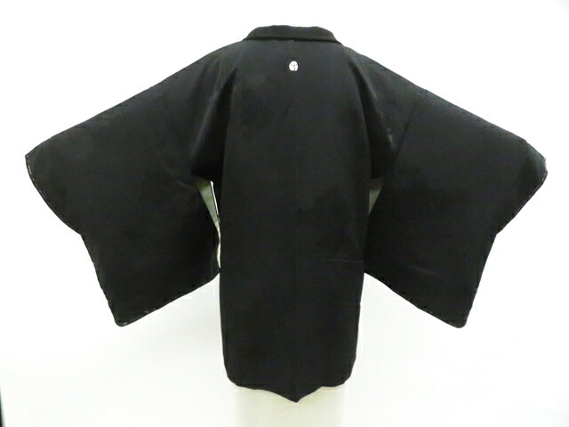 【サイズ・素材・お色】 身丈：約75cm 裄丈：約64cm 袖丈：約46.5cm 後幅：約cm 前幅：約cm 地色：黒 (1枚目の画像が近いお色かと思われます) 素材：正絹 【商品状態】 汚れ:左前身薄汚れ、羽裏黄ばみとしみがございますが、着用可能です。 ランク:B その他: 【ランク説明】 N:新品・未使用品 S:未使用品に近い A:目立った傷や汚れはなく大変良い状態 B:多少の汚れありますが、着用可能 C:傷や汚れが見える部分にありますが、着用は可能 D:状態が悪くリメイク品やジャンク品としてお使いください。 【お読みください】 ※中古品だという点を御理解の上、ご入札ください ※商品画像は、パソコンの機種・モニターなどにより現品と色の違いが出る場合があります。 ※詳細は商品画像にてご確認ください。 ※日本国内から発送いたしております。 ※発送後は追跡番号をお知らせいたします。 ※スタッフによる手作業での検品採寸済み。 撮影：藤好　検品:北川　画像：高坪　入力：松田 【検索キーワード】 中古 リサイクル着物 着物 kimono KIMONO 着付け教室 お茶会 初心者着物 正絹 木綿 絽 単衣 袷 カジュアル フォーマル 七五三 お宮参り 結婚式 お食事会 ショッピング お出かけ 破格 お値打ち 和服 帯 和装小物 20代 30代 40代 50代 60代 70代【仕立て上がり 和服 アウトレット リサイクル着物 通販 アイディーネット きもの】黒羽織 一つ紋 地紋入り 羽織紐別売り 正絹 着物 身丈約75cm 裄丈64cm 26z01-424