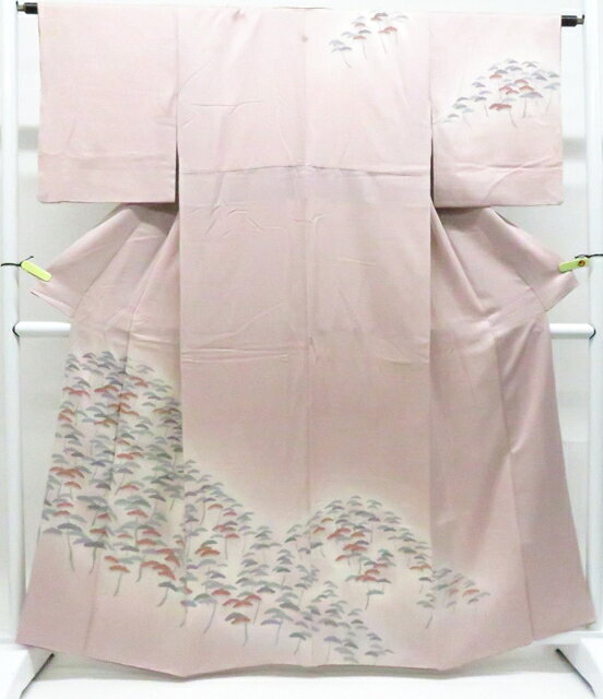 【サイズ・素材・お色】 身丈：約162cm 裄丈：約63cm 袖丈：約48.5cm 後幅：約30cm 前幅：約24.5cm 地色：紫系のピンク (1枚目の画像が近いお色かと思われます) 素材：正絹 【商品状態】 汚れ:全体所々しみがございますが、着用可能です。 ランク:B その他: 【ランク説明】 N:新品・未使用品 S:未使用品に近い A:目立った傷や汚れはなく大変良い状態 B:多少の汚れありますが、着用可能 C:傷や汚れが見える部分にありますが、着用は可能 D:状態が悪くリメイク品やジャンク品としてお使いください。 【お読みください】 ※中古品だという点を御理解の上、ご入札ください ※商品画像は、パソコンの機種・モニターなどにより現品と色の違いが出る場合があります。 ※詳細は商品画像にてご確認ください。 ※日本国内から発送いたしております。 ※発送後は追跡番号をお知らせいたします。 ※スタッフによる手作業での検品採寸済み。 撮影：藤好　検品:北川　画像：高坪　入力：松田 【検索キーワード】 中古 リサイクル着物 着物 kimono KIMONO 着付け教室 お茶会 初心者着物 正絹 木綿 絽 単衣 袷 カジュアル フォーマル 七五三 お宮参り 結婚式 お食事会 ショッピング お出かけ 破格 お値打ち 和服 帯 和装小物 20代 30代 40代 50代 60代 70代【仕立て上がり 和服 アウトレット リサイクル着物 通販 アイディーネット きもの】付下げ 縫紋 ぼかし 松 正絹 着物 身丈約162cm 裄丈63cm 26z01-441