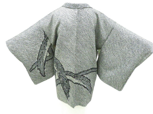 【サイズ・素材・お色】 身丈：約78.5cm 裄丈：約65.5cm 袖丈：約48cm 後幅：約cm 前幅：約cm 地色：黒 (1枚目の画像が近いお色かと思われます) 素材：正絹 【商品状態】 汚れ:羽裏しみと黄ばみ、両袖と右前身に薄汚れがございますが、着用可能です。 ランク:B その他: 【ランク説明】 N:新品・未使用品 S:未使用品に近い A:目立った傷や汚れはなく大変良い状態 B:多少の汚れありますが、着用可能 C:傷や汚れが見える部分にありますが、着用は可能 D:状態が悪くリメイク品やジャンク品としてお使いください。 【お読みください】 ※中古品だという点を御理解の上、ご入札ください ※商品画像は、パソコンの機種・モニターなどにより現品と色の違いが出る場合があります。 ※詳細は商品画像にてご確認ください。 ※日本国内から発送いたしております。 ※発送後は追跡番号をお知らせいたします。 ※スタッフによる手作業での検品採寸済み。 撮影:大宅　検品:小山　画像：野阪　入力：松田 【検索キーワード】 中古 リサイクル着物 着物 kimono KIMONO 着付け教室 お茶会 初心者着物 正絹 木綿 絽 単衣 袷 カジュアル フォーマル 七五三 お宮参り 結婚式 お食事会 ショッピング お出かけ 破格 お値打ち 和服 帯 和装小物 20代 30代 40代 50代 60代 70代【仕立て上がり 和服 アウトレット リサイクル着物 通販 アイディーネット きもの】羽織 総絞り 絵版柄 羽織紐付 正絹 着物 身丈約75cm 裄丈63cm 26z02-591