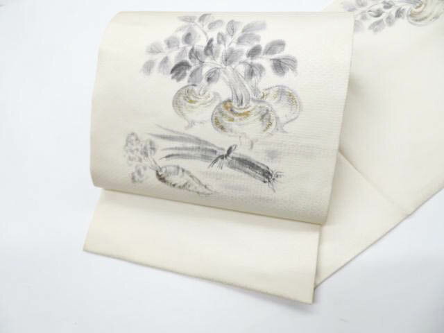 【サイズ・素材・お色】 長さ：約364cm 幅：約32cm 地色：生成 (1枚目の画像が近いお色かと思われます) 素材：正絹 【商品状態】 汚れ:垂れ先、お太鼓下にヤケ、お太鼓に点汚れ、折り山汚れ、芯、手先にシミがございますが、着用可能です。 ランク:B その他: 【ランク説明】 N:新品・未使用品 S:未使用品に近い A:目立った傷や汚れはなく大変良い状態 B:多少の汚れありますが、着用可能 C:傷や汚れが見える部分にありますが、着用は可能 D:状態が悪くリメイク品やジャンク品としてお使いください。 【お読みください】 ※中古品だという点を御理解の上、ご入札ください ※商品画像は、パソコンの機種・モニターなどにより現品と色の違いが出る場合があります。 ※詳細は商品画像にてご確認ください。 ※日本国内から発送いたしております。 ※発送後は追跡番号をお知らせいたします。 ※スタッフによる手作業での検品採寸済み。 撮影：北川 検品：北川 画像：森脇 入力：森脇 【検索キーワード】 中古 リサイクル着物 着物 kimono KIMONO 着付け教室 お茶会 初心者着物 正絹 木綿 絽 単衣 袷 カジュアル フォーマル 七五三 お宮参り 結婚式 お食事会 ショッピング お出かけ 破格 お値打ち 和服 帯 和装小物 20代 30代 40代 50代 60代 70代【仕立て上がり 和服 アウトレット リサイクル着物 通販 アイディーネット きもの】九寸名古屋帯 お太鼓柄 開き仕立て 作家物 落款入 野菜柄 正絹 26b02-119