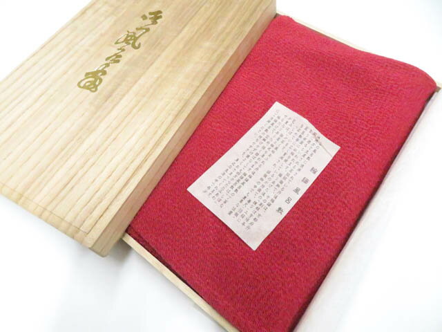 【サイズ・素材・お色】 サイズ：約70cm×約65.5cm 地色：くすみ赤 (1枚目の画像が近いお色かと思われます) 素材：正絹 【商品状態】 汚れ:保管臭や薄汚れがございますが、着用可能です。 ランク:B その他: 【ランク説明】 N:新品・未使用品 S:未使用品に近い A:目立った傷や汚れはなく大変良い状態 B:多少の汚れありますが、着用可能 C:傷や汚れが見える部分にありますが、着用は可能 D:状態が悪くリメイク品やジャンク品としてお使いください。 【お読みください】 ※中古品だという点を御理解の上、ご入札ください ※商品画像は、パソコンの機種・モニターなどにより現品と色の違いが出る場合があります。 ※詳細は商品画像にてご確認ください。 ※日本国内から発送いたしております。 ※発送後は追跡番号をお知らせいたします。 ※スタッフによる手作業での検品採寸済み。 撮影：北川 検品：小山 画像：森脇 入力：森脇 【検索キーワード】 中古 リサイクル着物 着物 kimono KIMONO 着付け教室 お茶会 初心者着物 正絹 木綿 絽 単衣 袷 カジュアル フォーマル 七五三 お宮参り 結婚式 お食事会 ショッピング お出かけ 破格 お値打ち 和服 帯 和装小物 20代 30代 40代 50代 60代 70代【仕立て上がり 和服 アウトレット リサイクル着物 通販 アイディーネット きもの】和装小物 和雑貨 丹後ちりめん 風呂敷 木箱入り 26w02-1482