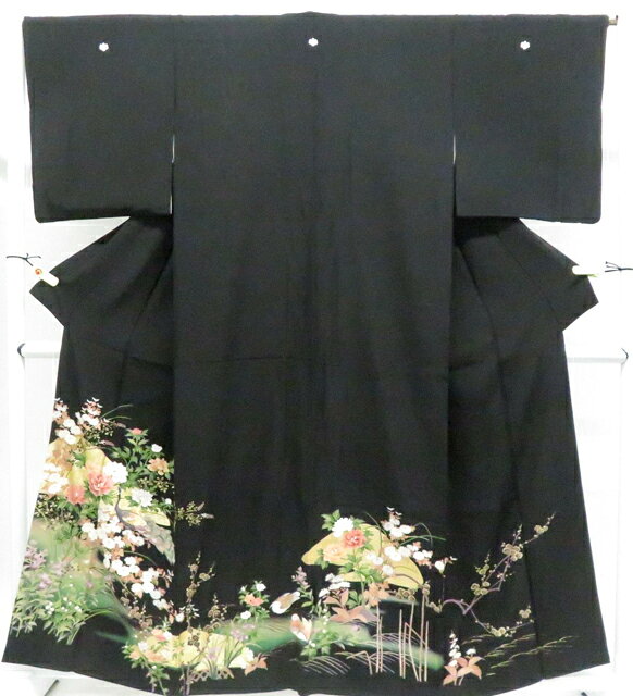 【サイズ・素材・お色】 身丈：約158cm 裄丈：約66.5cm 袖丈：約48cm 後幅：約32cm 前幅：約25.5cm 地色：黒 (1枚目の画像が近いお色かと思われます) 素材：正絹 【商品状態】 汚れ:なし ランク:A その他: 【ランク説明】 N:新品・未使用品 S:未使用品に近い A:目立った傷や汚れはなく大変良い状態 B:多少の汚れありますが、着用可能 C:傷や汚れが見える部分にありますが、着用は可能 D:状態が悪くリメイク品やジャンク品としてお使いください。 【お読みください】 ※中古品だという点を御理解の上、ご入札ください ※商品画像は、パソコンの機種・モニターなどにより現品と色の違いが出る場合があります。 ※詳細は商品画像にてご確認ください。 ※日本国内から発送いたしております。 ※発送後は追跡番号をお知らせいたします。 ※スタッフによる手作業での検品採寸済み。 撮影：藤好 検品：大宅 画像：野阪 入力：高坪 【検索キーワード】 中古 リサイクル着物 着物 kimono KIMONO 着付け教室 お茶会 初心者着物 正絹 木綿 絽 単衣 袷 カジュアル フォーマル 七五三 お宮参り 結婚式 お食事会 ショッピング お出かけ 破格 お値打ち 和服 帯 和装小物 20代 30代 40代 50代 60代 70代【仕立て上がり 和服 アウトレット リサイクル着物 通販 アイディーネット きもの】黒留袖 五つ紋 比翼仕立て 古典花 孔雀文様 正絹 美品 身丈158cm 裄丈66.5cm 26z02-635