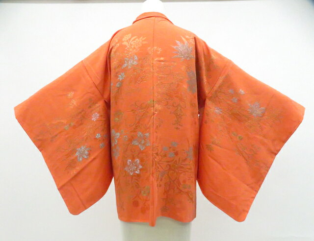【サイズ・素材・お色】 身丈：約73.5cm 裄丈：約63.5cm 袖丈：約49.5cm 後幅：約-cm 前幅：約-cm 地色：オレンジ (1枚目の画像が近いお色かと思われます) 素材：正絹 【商品状態】 汚れ:羽裏にシミ、袖・衿など全体の所々汚れがございますが、着用可能です。 ランク:B その他: 【ランク説明】 N:新品・未使用品 S:未使用品に近い A:目立った傷や汚れはなく大変良い状態 B:多少の汚れありますが、着用可能 C:傷や汚れが見える部分にありますが、着用は可能 D:状態が悪くリメイク品やジャンク品としてお使いください。 【お読みください】 ※中古品だという点を御理解の上、ご入札ください ※商品画像は、パソコンの機種・モニターなどにより現品と色の違いが出る場合があります。 ※詳細は商品画像にてご確認ください。 ※日本国内から発送いたしております。 ※発送後は追跡番号をお知らせいたします。 ※スタッフによる手作業での検品採寸済み。 撮影：小山　検品：大宅　画像：野阪　入力：野阪 【検索キーワード】 中古 リサイクル着物 着物 kimono KIMONO 着付け教室 お茶会 初心者着物 正絹 木綿 絽 単衣 袷 カジュアル フォーマル 七五三 お宮参り 結婚式 お食事会 ショッピング お出かけ 破格 お値打ち 和服 帯 和装小物 20代 30代 40代 50代 60代 70代【仕立て上がり 和服 アウトレット リサイクル着物 通販 アイディーネット きもの】羽織 金銀糸 花 羽織紐付 正絹 着物 身丈約73.5cm 裄丈約63.5cm 26z02-678