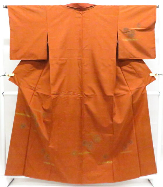 【サイズ・素材・お色】 身丈：約160cm 裄丈：約64cm 袖丈：約49cm 後幅：約29.5cm 前幅：約24.5cm 地色：くすみ橙 (1枚目の画像が近いお色かと思われます) 素材：正絹 【商品状態】 汚れ:左前袖に汚れがございますが、着用可能です。 ランク:B その他: 【ランク説明】 N:新品・未使用品 S:未使用品に近い A:目立った傷や汚れはなく大変良い状態 B:多少の汚れありますが、着用可能 C:傷や汚れが見える部分にありますが、着用は可能 D:状態が悪くリメイク品やジャンク品としてお使いください。 【お読みください】 ※中古品だという点を御理解の上、ご入札ください ※商品画像は、パソコンの機種・モニターなどにより現品と色の違いが出る場合があります。 ※詳細は商品画像にてご確認ください。 ※日本国内から発送いたしております。 ※発送後は追跡番号をお知らせいたします。 ※スタッフによる手作業での検品採寸済み。 撮影：小山 検品：小山 画像：野阪 入力：森脇 【検索キーワード】 中古 リサイクル着物 着物 kimono KIMONO 着付け教室 お茶会 初心者着物 正絹 木綿 絽 単衣 袷 カジュアル フォーマル 七五三 お宮参り 結婚式 お食事会 ショッピング お出かけ 破格 お値打ち 和服 帯 和装小物 20代 30代 40代 50代 60代 70代【仕立て上がり 和服 アウトレット リサイクル着物 通販 アイディーネット きもの】付下げ 紬地 金彩 鳳凰 花 正絹 着物 身丈約160cm 裄丈約64cm 26z02-744