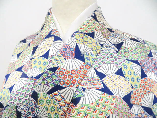 【サイズ・素材・お色】 身丈：約157.5cm 裄丈：約66.5cm 袖丈：約49cm 後幅：約29cm 前幅：約24cm 地色：紺 (1枚目の画像が近いお色かと思われます) 素材：正絹 【商品状態】 汚れ:なし ランク:A その他: 【ランク説明】 N:新品・未使用品 S:未使用品に近い A:目立った傷や汚れはなく大変良い状態 B:多少の汚れありますが、着用可能 C:傷や汚れが見える部分にありますが、着用は可能 D:状態が悪くリメイク品やジャンク品としてお使いください。 【お読みください】 ※中古品だという点を御理解の上、ご入札ください ※商品画像は、パソコンの機種・モニターなどにより現品と色の違いが出る場合があります。 ※詳細は商品画像にてご確認ください。 ※日本国内から発送いたしております。 ※発送後は追跡番号をお知らせいたします。 ※スタッフによる手作業での検品採寸済み。 撮影:藤好　検品:小山　画像：森脇　入力：松田 【検索キーワード】 中古 リサイクル着物 着物 kimono KIMONO 着付け教室 お茶会 初心者着物 正絹 木綿 絽 単衣 袷 カジュアル フォーマル 七五三 お宮参り 結婚式 お食事会 ショッピング お出かけ 破格 お値打ち 和服 帯 和装小物 20代 30代 40代 50代 60代 70代 着物の身丈サイズ別で探す 身長から身丈±5cmが着用可能目安です 着物の色で探す カテゴリで探す【仕立て上がり 和服 アウトレット リサイクル着物 通販 アイディーネット きもの】小紋 扇子 正絹 着物 美品 身丈約157.5cm 裄丈66.5cm 26z02-817