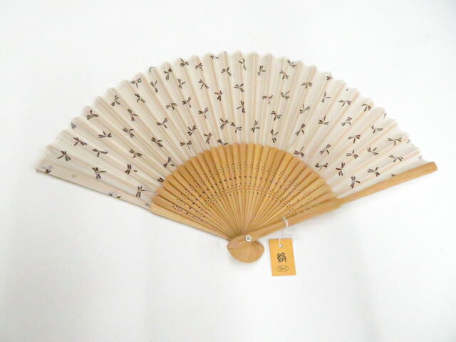 【サイズ・素材・お色】 サイズ：約21cm 地色：ベージュ (1枚目の画像が近いお色かと思われます) 素材：正絹・竹 【商品状態】 汚れ:なし。 ランク:N その他: 【ランク説明】 N:新品・未使用品 S:未使用品に近い A:目立った傷や汚れはなく大変良い状態 B:多少の汚れありますが、着用可能 C:傷や汚れが見える部分にありますが、着用は可能 D:状態が悪くリメイク品やジャンク品としてお使いください。 【お読みください】 ※中古品だという点を御理解の上、ご入札ください ※商品画像は、パソコンの機種・モニターなどにより現品と色の違いが出る場合があります。 ※詳細は商品画像にてご確認ください。 ※日本国内から発送いたしております。 ※発送後は追跡番号をお知らせいたします。 ※スタッフによる手作業での検品採寸済み。 撮影:小山　検品:小山　画像：野阪　入力：松田 【検索キーワード】 中古 リサイクル着物 着物 kimono KIMONO 着付け教室 お茶会 初心者着物 正絹 木綿 絽 単衣 袷 カジュアル フォーマル 七五三 お宮参り 結婚式 お食事会 ショッピング お出かけ 破格 お値打ち 和服 帯 和装小物 20代 30代 40代 50代 60代 70代【仕立て上がり 和服 アウトレット リサイクル着物 通販 アイディーネット きもの】和装小物 和雑貨 扇子 絹 トンボ 箱入 未使用品 美品 26w02-2429