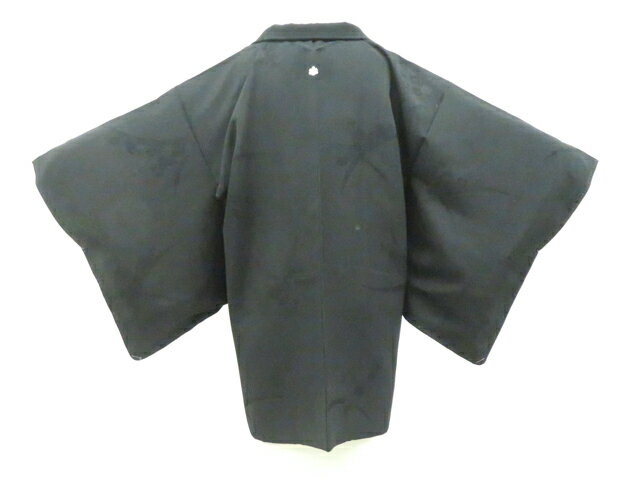 【サイズ・素材・お色】 身丈：約80.5cm 裄丈：約62cm 袖丈：約48cm 地色：黒 (1枚目の画像が近いお色かと思われます) 素材：正絹 【商品状態】 汚れ:前身薄汚れと羽裏薄しみがございますが、着用可能です。 ランク:B その他: 【ランク説明】 N:新品・未使用品 S:未使用品に近い A:目立った傷や汚れはなく大変良い状態 B:多少の汚れありますが、着用可能 C:傷や汚れが見える部分にありますが、着用は可能 D:状態が悪くリメイク品やジャンク品としてお使いください。 【お読みください】 ※中古品だという点を御理解の上、ご入札ください ※商品画像は、パソコンの機種・モニターなどにより現品と色の違いが出る場合があります。 ※詳細は商品画像にてご確認ください。 ※日本国内から発送いたしております。 ※発送後は追跡番号をお知らせいたします。 ※スタッフによる手作業での検品採寸済み。 撮影:北川　検品:北川　画像：野阪　入力：松田 【検索キーワード】 中古 リサイクル着物 着物 kimono KIMONO 着付け教室 お茶会 初心者着物 正絹 木綿 絽 単衣 袷 カジュアル フォーマル 七五三 お宮参り 結婚式 お食事会 ショッピング お出かけ 破格 お値打ち 和服 帯 和装小物 20代 30代 40代 50代 60代 70代【仕立て上がり 和服 アウトレット リサイクル着物 通販 アイディーネット きもの】黒羽織 一つ紋 地紋入り 羽織紐別売り 正絹 着物 身丈約80.5cm 裄丈62cm 26z02-942