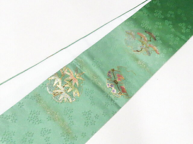 【サイズ・素材・お色】 サイズ：ー 地色：緑 (1枚目の画像が近いお色かと思われます) 素材：正絹 【商品状態】 汚れ:なし。 ランク:N その他: 【ランク説明】 N:新品・未使用品 S:未使用品に近い A:目立った傷や汚れはなく大変良い状態 B:多少の汚れありますが、着用可能 C:傷や汚れが見える部分にありますが、着用は可能 D:状態が悪くリメイク品やジャンク品としてお使いください。 【お読みください】 ※中古品だという点を御理解の上、ご入札ください ※商品画像は、パソコンの機種・モニターなどにより現品と色の違いが出る場合があります。 ※詳細は商品画像にてご確認ください。 ※日本国内から発送いたしております。 ※発送後は追跡番号をお知らせいたします。 ※スタッフによる手作業での検品採寸済み。 撮影：小山 検品：小山 画像：野阪 入力：森脇 【検索キーワード】 中古 リサイクル着物 着物 kimono KIMONO 着付け教室 お茶会 初心者着物 正絹 木綿 絽 単衣 袷 カジュアル フォーマル 七五三 お宮参り 結婚式 お食事会 ショッピング お出かけ 破格 お値打ち 和服 帯 和装小物 20代 30代 40代 50代 60代 70代【仕立て上がり 和服 アウトレット リサイクル着物 通販 アイディーネット きもの】和装小物 重ね衿 金彩 暈し 広衿 未使用品 美品 26w03-2928