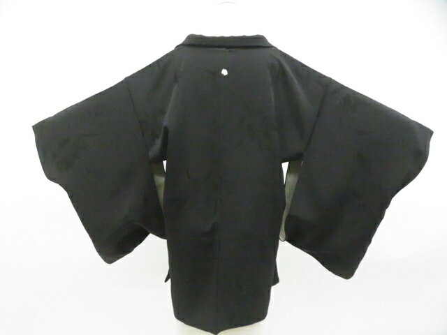 【サイズ・素材・お色】 身丈：約77cm 裄丈：約62cm 袖丈：約50.5cm 後幅：約cm 前幅：約cm 地色：黒 (1枚目の画像が近いお色かと思われます) 素材：正絹 【商品状態】 汚れ:右前袖と左衿に薄汚れ、羽裏薄しみがございますが、リサイクル商品としては綺麗な状態のお品物です。 ランク:A その他: 【ランク説明】 N:新品・未使用品 S:未使用品に近い A:目立った傷や汚れはなく大変良い状態 B:多少の汚れありますが、着用可能 C:傷や汚れが見える部分にありますが、着用は可能 D:状態が悪くリメイク品やジャンク品としてお使いください。 【お読みください】 ※中古品だという点を御理解の上、ご入札ください ※商品画像は、パソコンの機種・モニターなどにより現品と色の違いが出る場合があります。 ※詳細は商品画像にてご確認ください。 ※日本国内から発送いたしております。 ※発送後は追跡番号をお知らせいたします。 ※スタッフによる手作業での検品採寸済み。 撮影:藤好　検品:北川　画像：野阪　入力：松田 【検索キーワード】 中古 リサイクル着物 着物 kimono KIMONO 着付け教室 お茶会 初心者着物 正絹 木綿 絽 単衣 袷 カジュアル フォーマル 七五三 お宮参り 結婚式 お食事会 ショッピング お出かけ 破格 お値打ち 和服 帯 和装小物 20代 30代 40代 50代 60代 70代【仕立て上がり 和服 アウトレット リサイクル着物 通販 アイディーネット きもの】黒羽織 一つ紋 地紋入り 羽織紐別売り 正絹 着物 身丈約77cm 裄丈62cm 26z03-1371