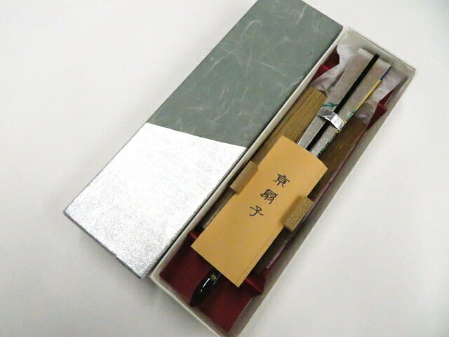 【サイズ・素材・お色】 サイズ：約29cm 地色：- (1枚目の画像が近いお色かと思われます) 素材：紙・竹 【商品状態】 汚れ:なし。 ランク:A その他: 【ランク説明】 N:新品・未使用品 S:未使用品に近い A:目立った傷や汚れはなく大変良い状態 B:多少の汚れありますが、着用可能 C:傷や汚れが見える部分にありますが、着用は可能 D:状態が悪くリメイク品やジャンク品としてお使いください。 【お読みください】 ※中古品だという点を御理解の上、ご入札ください ※商品画像は、パソコンの機種・モニターなどにより現品と色の違いが出る場合があります。 ※詳細は商品画像にてご確認ください。 ※日本国内から発送いたしております。 ※発送後は追跡番号をお知らせいたします。 ※スタッフによる手作業での検品採寸済み。 撮影：藤好　検品：小山　画像：高坪　入力：野阪 【検索キーワード】 中古 リサイクル着物 着物 kimono KIMONO 着付け教室 お茶会 初心者着物 正絹 木綿 絽 単衣 袷 カジュアル フォーマル 七五三 お宮参り 結婚式 お食事会 ショッピング お出かけ 破格 お値打ち 和服 帯 和装小物 20代 30代 40代 50代 60代 70代【仕立て上がり 和服 アウトレット リサイクル着物 通販 アイディーネット きもの】和装小物 和雑貨 京扇子 飾り扇子 台付 松文様 箱付 美品 26w03-3558
