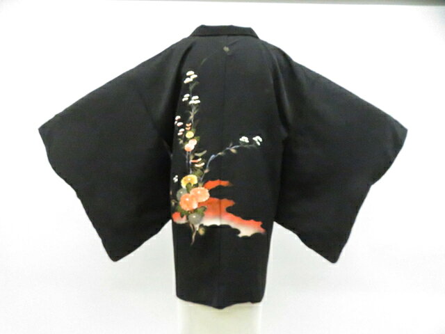 【サイズ・素材・お色】 身丈：約81.0cm 裄丈：約67.5cm 袖丈：約50.5cm 後幅：約【備考14】cm 前幅：約【備考15】cm 地色：黒 (1枚目の画像が近いお色かと思われます) 素材：正絹 【商品状態】 汚れ:なし ランク:A その他: 【ランク説明】 N:新品・未使用品 S:未使用品に近い A:目立った傷や汚れはなく大変良い状態 B:多少の汚れありますが、着用可能 C:傷や汚れが見える部分にありますが、着用は可能 D:状態が悪くリメイク品やジャンク品としてお使いください。 【お読みください】 ※中古品だという点を御理解の上、ご入札ください ※商品画像は、パソコンの機種・モニターなどにより現品と色の違いが出る場合があります。 ※詳細は商品画像にてご確認ください。 ※日本国内から発送いたしております。 ※発送後は追跡番号をお知らせいたします。 ※スタッフによる手作業での検品採寸済み。 撮影：北川　検品：小山　画像：野阪　入力：松田 【検索キーワード】 中古 リサイクル着物 着物 kimono KIMONO 着付け教室 お茶会 初心者着物 正絹 木綿 絽 単衣 袷 カジュアル フォーマル 七五三 お宮参り 結婚式 お食事会 ショッピング お出かけ 破格 お値打ち 和服 帯 和装小物 20代 30代 40代 50代 60代 70代【仕立て上がり 和服 アウトレット リサイクル着物 通販 アイディーネット きもの】黒羽織 縫紋 羽織紐付 着物 美品正絹 身丈約81.0cm 裄丈約67.5cm 26z04-1777