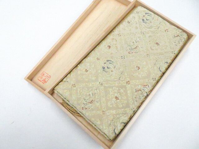 【サイズ・素材・お色】 サイズ：約55.5cm×約27.5cm 地色：ベージュ (1枚目の画像が近いお色かと思われます) 素材：正絹 【商品状態】 汚れ:なし。 ランク:A その他: 【ランク説明】 N:新品・未使用品 S:未使用品に近い A:目立った傷や汚れはなく大変良い状態 B:多少の汚れありますが、着用可能 C:傷や汚れが見える部分にありますが、着用は可能 D:状態が悪くリメイク品やジャンク品としてお使いください。 【お読みください】 ※中古品だという点を御理解の上、ご入札ください ※商品画像は、パソコンの機種・モニターなどにより現品と色の違いが出る場合があります。 ※詳細は商品画像にてご確認ください。 ※日本国内から発送いたしております。 ※発送後は追跡番号をお知らせいたします。 ※スタッフによる手作業での検品採寸済み。 撮影:藤好　検品:小山　画像:森脇　入力：松田 【検索キーワード】 中古 リサイクル着物 着物 kimono KIMONO 着付け教室 お茶会 初心者着物 正絹 木綿 絽 単衣 袷 カジュアル フォーマル 七五三 お宮参り 結婚式 お食事会 ショッピング お出かけ 破格 お値打ち 和服 帯 和装小物 20代 30代 40代 50代 60代 70代【仕立て上がり 和服 アウトレット リサイクル着物 通販 アイディーネット きもの】和装小物 和雑貨 テーブルセンター 川島織物 木箱入 美品 26w04-4498