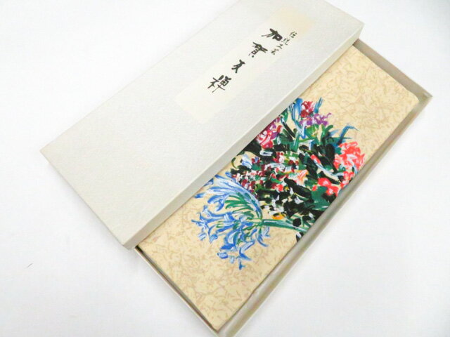 【サイズ・素材・お色】 サイズ：約67cm×約34.5cm 地色：ベージュ (1枚目の画像が近いお色かと思われます) 素材：- 【商品状態】 汚れ:なし。 ランク:A その他: 【ランク説明】 N:新品・未使用品 S:未使用品に近い A:目立った傷や汚れはなく大変良い状態 B:多少の汚れありますが、着用可能 C:傷や汚れが見える部分にありますが、着用は可能 D:状態が悪くリメイク品やジャンク品としてお使いください。 【お読みください】 ※中古品だという点を御理解の上、ご入札ください ※商品画像は、パソコンの機種・モニターなどにより現品と色の違いが出る場合があります。 ※詳細は商品画像にてご確認ください。 ※日本国内から発送いたしております。 ※発送後は追跡番号をお知らせいたします。 ※スタッフによる手作業での検品採寸済み。 撮影:藤好　検品:小山　画像:森脇　入力：松田 【検索キーワード】 中古 リサイクル着物 着物 kimono KIMONO 着付け教室 お茶会 初心者着物 正絹 木綿 絽 単衣 袷 カジュアル フォーマル 七五三 お宮参り 結婚式 お食事会 ショッピング お出かけ 破格 お値打ち 和服 帯 和装小物 20代 30代 40代 50代 60代 70代【仕立て上がり 和服 アウトレット リサイクル着物 通販 アイディーネット きもの】和装小物 和雑貨 テーブルセンター 加賀友禅 「高光一也」画 箱入 美品 26w04-4500