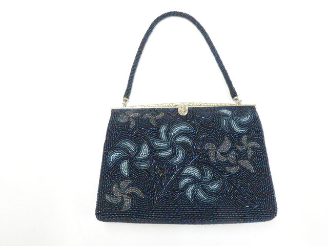 【サイズ・素材・お色】 バッグ 横　：約19.5cm 縦　：約14cm マチ：約3cm 地色：紺 (1枚目の画像が近いお色かと思われます) 素材：ビーズ 【商品状態】 汚れ:金具傷と汚れ、中薄汚れと糸飛び出しがございますが、使用可能です。 ランク:B その他: 【ランク説明】 N:新品・未使用品 S:未使用品に近い A:目立った傷や汚れはなく大変良い状態 B:多少の汚れありますが、着用可能 C:傷や汚れが見える部分にありますが、着用は可能 D:状態が悪くリメイク品やジャンク品としてお使いください。 【お読みください】 ※中古品だという点を御理解の上、ご入札ください ※商品画像は、パソコンの機種・モニターなどにより現品と色の違いが出る場合があります。 ※詳細は商品画像にてご確認ください。 ※日本国内から発送いたしております。 ※発送後は追跡番号をお知らせいたします。 ※スタッフによる手作業での検品採寸済み。 撮影:藤好　検品:北川　画像:森脇　入力：松田 【検索キーワード】 中古 リサイクル着物 着物 kimono KIMONO 着付け教室 お茶会 初心者着物 正絹 木綿 絽 単衣 袷 カジュアル フォーマル 七五三 お宮参り 結婚式 お食事会 ショッピング お出かけ 破格 お値打ち 和服 帯 和装小物 20代 30代 40代 50代 60代 70代【仕立て上がり 和服 アウトレット リサイクル着物 通販 アイディーネット きもの】和装小物 ビーズバッグ 26w04-4524