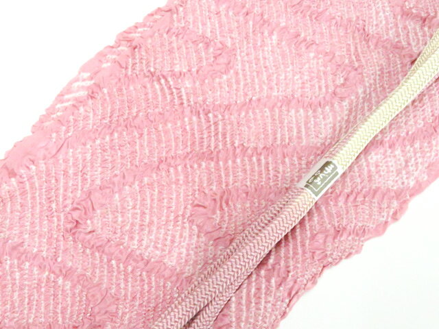 【サイズ・素材・お色】 帯締め 長さ：M サイズ ◆帯締め Mサイズ・・約145cm以上◆ ◆帯締め Lサイズ・・約180cm以上◆ ◆帯揚げ ・・生地幅 約28cm以上◆ 地色：薄紫 (1枚目の画像が近いお色かと思われます) 素材：正絹 【商品状態】 汚れ:帯揚げしぼのびがございますが、着用可能です。 ランク:B その他: 【ランク説明】 N:新品・未使用品 S:未使用品に近い A:目立った傷や汚れはなく大変良い状態 B:多少の汚れありますが、着用可能 C:傷や汚れが見える部分にありますが、着用は可能 D:状態が悪くリメイク品やジャンク品としてお使いください。 【お読みください】 ※中古品だという点を御理解の上、ご入札ください ※商品画像は、パソコンの機種・モニターなどにより現品と色の違いが出る場合があります。 ※詳細は商品画像にてご確認ください。 ※日本国内から発送いたしております。 ※発送後は追跡番号をお知らせいたします。 ※スタッフによる手作業での検品採寸済み。 撮影：藤好　検品：北川　画像：森脇　入力：松田 【検索キーワード】 中古 リサイクル着物 着物 kimono KIMONO 着付け教室 お茶会 初心者着物 正絹 木綿 絽 単衣 袷 カジュアル フォーマル 七五三 お宮参り 結婚式 お食事会 ショッピング お出かけ 破格 お値打ち 和服 帯 和装小物 20代 30代 40代 50代 60代 70代【仕立て上がり 和服 アウトレット リサイクル着物 通販 アイディーネット きもの】和装小物 帯締め帯揚げセット 平組 中抜き絞り 26w04-4577