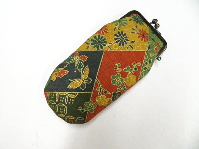 【サイズ・素材・お色】 サイズ：約8.0cm×約7.0cm 地色：赤茶|黄土 (1枚目の画像が近いお色かと思われます) 素材：正絹 【商品状態】 汚れ:なし。 ランク:S その他: 【ランク説明】 N:新品・未使用品 S:未使用品に近い A:目立った傷や汚れはなく大変良い状態 B:多少の汚れありますが、着用可能 C:傷や汚れが見える部分にありますが、着用は可能 D:状態が悪くリメイク品やジャンク品としてお使いください。 【お読みください】 ※中古品だという点を御理解の上、ご入札ください ※商品画像は、パソコンの機種・モニターなどにより現品と色の違いが出る場合があります。 ※詳細は商品画像にてご確認ください。 ※日本国内から発送いたしております。 ※発送後は追跡番号をお知らせいたします。 ※スタッフによる手作業での検品採寸済み。 撮影：藤好　検品：小山　画像：野阪　入力：野阪 【検索キーワード】 中古 リサイクル着物 着物 kimono KIMONO 着付け教室 お茶会 初心者着物 正絹 木綿 絽 単衣 袷 カジュアル フォーマル 七五三 お宮参り 結婚式 お食事会 ショッピング お出かけ 破格 お値打ち 和服 帯 和装小物 20代 30代 40代 50代 60代 70代【仕立て上がり 和服 アウトレット リサイクル着物 通販 アイディーネット きもの】和装小物 和雑貨 小物入れ がま口財布 美品 26w04-4766