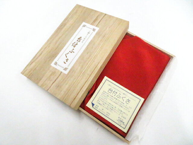 【サイズ・素材・お色】 台サイズ：約19.0cm×約12.0cm 地色：赤 (1枚目の画像が近いお色かと思われます) 素材：正絹、ポリエステル 【商品状態】 汚れ:なし。 ランク:A その他: 【ランク説明】 N:新品・未使用品 S:未使用品に近い A:目立った傷や汚れはなく大変良い状態 B:多少の汚れありますが、着用可能 C:傷や汚れが見える部分にありますが、着用は可能 D:状態が悪くリメイク品やジャンク品としてお使いください。 【お読みください】 ※中古品だという点を御理解の上、ご入札ください ※商品画像は、パソコンの機種・モニターなどにより現品と色の違いが出る場合があります。 ※詳細は商品画像にてご確認ください。 ※日本国内から発送いたしております。 ※発送後は追跡番号をお知らせいたします。 ※スタッフによる手作業での検品採寸済み。 撮影：藤好　検品：小山　画像：野阪　入力：野阪 【検索キーワード】 中古 リサイクル着物 着物 kimono KIMONO 着付け教室 お茶会 初心者着物 正絹 木綿 絽 単衣 袷 カジュアル フォーマル 七五三 お宮参り 結婚式 お食事会 ショッピング お出かけ 破格 お値打ち 和服 帯 和装小物 20代 30代 40代 50代 60代 70代【仕立て上がり 和服 アウトレット リサイクル着物 通販 アイディーネット きもの】和装小物 和雑貨 台付帛紗 ちりめん 木箱付 美品 26w04-4777