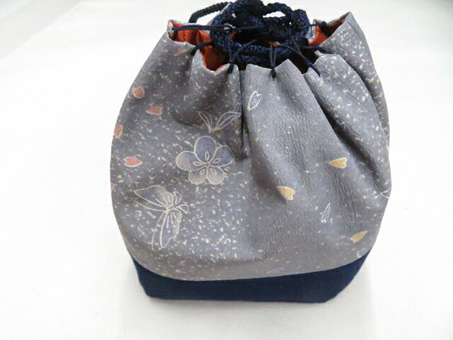 【サイズ・素材・お色】 横　：約12.5cm 縦　：約16.5cm マチ：約13cm 地色：灰青|紺 (1枚目の画像が近いお色かと思われます) 素材：ー 【商品状態】 汚れ:表に薄シミがございますが、リサイクル品としては綺麗な状態です。 ランク:B その他: 【ランク説明】 N:新品・未使用品 S:未使用品に近い A:目立った傷や汚れはなく大変良い状態 B:多少の汚れありますが、着用可能 C:傷や汚れが見える部分にありますが、着用は可能 D:状態が悪くリメイク品やジャンク品としてお使いください。 【お読みください】 ※中古品だという点を御理解の上、ご入札ください ※商品画像は、パソコンの機種・モニターなどにより現品と色の違いが出る場合があります。 ※詳細は商品画像にてご確認ください。 ※日本国内から発送いたしております。 ※発送後は追跡番号をお知らせいたします。 ※スタッフによる手作業での検品採寸済み。 撮影：藤好　検品：小山　画像：野阪　入力：野阪 【検索キーワード】 中古 リサイクル着物 着物 kimono KIMONO 着付け教室 お茶会 初心者着物 正絹 木綿 絽 単衣 袷 カジュアル フォーマル 七五三 お宮参り 結婚式 お食事会 ショッピング お出かけ 破格 お値打ち 和服 帯 和装小物 20代 30代 40代 50代 60代 70代【仕立て上がり 和服 アウトレット リサイクル着物 通販 アイディーネット きもの】和装小物 未使用 巾着 蝶 花 26w04-4787