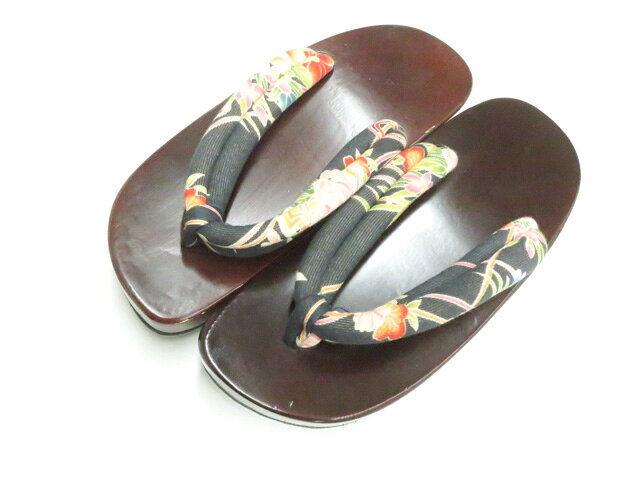 【サイズ・素材・お色】 長さ：約23.5cm 幅　：約8.5cm 高さ：約5.5cm 地色：茶|黒 (1枚目の画像が近いお色かと思われます) 素材：木 【商品状態】 汚れ:天など小傷、薄汚れがございますが、比較的綺麗なお品でございます。 ランク:A その他: 【ランク説明】 N:新品・未使用品 S:未使用品に近い A:目立った傷や汚れはなく大変良い状態 B:多少の汚れありますが、着用可能 C:傷や汚れが見える部分にありますが、着用は可能 D:状態が悪くリメイク品やジャンク品としてお使いください。 【お読みください】 ※中古品だという点を御理解の上、ご入札ください ※商品画像は、パソコンの機種・モニターなどにより現品と色の違いが出る場合があります。 ※詳細は商品画像にてご確認ください。 ※日本国内から発送いたしております。 ※発送後は追跡番号をお知らせいたします。 ※スタッフによる手作業での検品採寸済み。 撮影：小山　検品：小山　画像：森脇　入力：野阪 【検索キーワード】 中古 リサイクル着物 着物 kimono KIMONO 着付け教室 お茶会 初心者着物 正絹 木綿 絽 単衣 袷 カジュアル フォーマル 七五三 お宮参り 結婚式 お食事会 ショッピング お出かけ 破格 お値打ち 和服 帯 和装小物 20代 30代 40代 50代 60代 70代【仕立て上がり 和服 アウトレット リサイクル着物 通販 アイディーネット きもの】和装小物 下駄 約23.5cm 26w04-5062