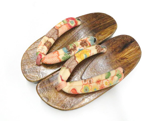 【サイズ・素材・お色】 長さ：約23.5cm 幅　：約9.0cm 高さ：約5.0cm 地色：茶|薄橙 (1枚目の画像が近いお色かと思われます) 素材：木 【商品状態】 汚れ:なし。 ランク:N その他: 【ランク説明】 N:新品・未使用品 S:未使用品に近い A:目立った傷や汚れはなく大変良い状態 B:多少の汚れありますが、着用可能 C:傷や汚れが見える部分にありますが、着用は可能 D:状態が悪くリメイク品やジャンク品としてお使いください。 【お読みください】 ※中古品だという点を御理解の上、ご入札ください ※商品画像は、パソコンの機種・モニターなどにより現品と色の違いが出る場合があります。 ※詳細は商品画像にてご確認ください。 ※日本国内から発送いたしております。 ※発送後は追跡番号をお知らせいたします。 ※スタッフによる手作業での検品採寸済み。 撮影：小山　検品：小山　画像：森脇　入力：野阪 【検索キーワード】 中古 リサイクル着物 着物 kimono KIMONO 着付け教室 お茶会 初心者着物 正絹 木綿 絽 単衣 袷 カジュアル フォーマル 七五三 お宮参り 結婚式 お食事会 ショッピング お出かけ 破格 お値打ち 和服 帯 和装小物 20代 30代 40代 50代 60代 70代【仕立て上がり 和服 アウトレット リサイクル着物 通販 アイディーネット きもの】和装小物 下駄 焼き下駄 約23.5cm 美品 26w04-5063