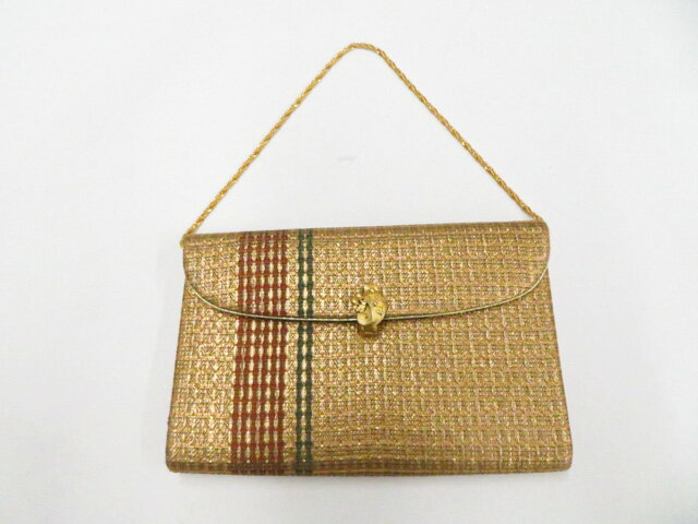【サイズ・素材・お色】 バッグ 横　：約22cm 縦　：約14cm マチ：約1.5cm 地色：金 (1枚目の画像が近いお色かと思われます) 素材：- 【商品状態】 汚れ:なし。 ランク:S その他: 【ランク説明】 N:新品・未使用品 S:未使用品に近い A:目立った傷や汚れはなく大変良い状態 B:多少の汚れありますが、着用可能 C:傷や汚れが見える部分にありますが、着用は可能 D:状態が悪くリメイク品やジャンク品としてお使いください。 【お読みください】 ※中古品だという点を御理解の上、ご入札ください ※商品画像は、パソコンの機種・モニターなどにより現品と色の違いが出る場合があります。 ※詳細は商品画像にてご確認ください。 ※日本国内から発送いたしております。 ※発送後は追跡番号をお知らせいたします。 ※スタッフによる手作業での検品採寸済み。 撮影:藤好　検品:北川　画像:松田　入力：松田 【検索キーワード】 中古 リサイクル着物 着物 kimono KIMONO 着付け教室 お茶会 初心者着物 正絹 木綿 絽 単衣 袷 カジュアル フォーマル 七五三 お宮参り 結婚式 お食事会 ショッピング お出かけ 破格 お値打ち 和服 帯 和装小物 20代 30代 40代 50代 60代 70代【仕立て上がり 和服 アウトレット リサイクル着物 通販 アイディーネット きもの】和装小物 フォーマルバッグ 美品 26w04-5303