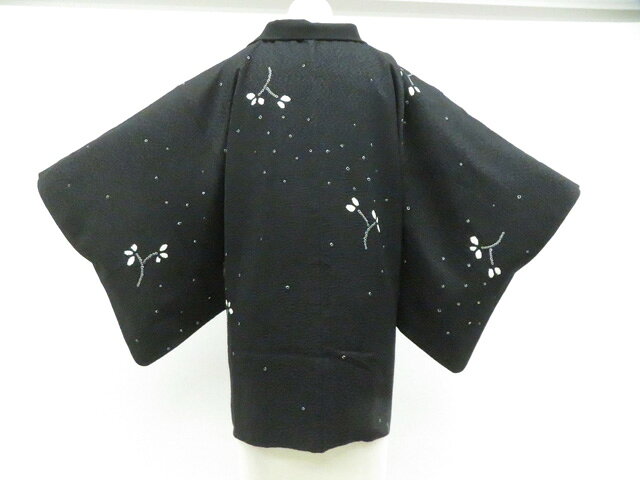 【サイズ・素材・お色】 身丈：約77.0cm 裄丈：約62.0cm 袖丈：約45.0cm 後幅：約-cm 前幅：約-cm 地色：黒 (1枚目の画像が近いお色かと思われます) 素材：正絹 【商品状態】 汚れ:絞りにアク、シミ、羽裏に薄汚れがございますが、リサイクル商品としては綺麗な状態のお品物です。 ランク:A その他: 【ランク説明】 N:新品・未使用品 S:未使用品に近い A:目立った傷や汚れはなく大変良い状態 B:多少の汚れありますが、着用可能 C:傷や汚れが見える部分にありますが、着用は可能 D:状態が悪くリメイク品やジャンク品としてお使いください。 【お読みください】 ※中古品だという点を御理解の上、ご入札ください ※商品画像は、パソコンの機種・モニターなどにより現品と色の違いが出る場合があります。 ※詳細は商品画像にてご確認ください。 ※日本国内から発送いたしております。 ※発送後は追跡番号をお知らせいたします。 ※スタッフによる手作業での検品採寸済み。 撮影：北川　検品：小山　画像：森脇　入力：森脇 【検索キーワード】 中古 リサイクル着物 着物 kimono KIMONO 着付け教室 お茶会 初心者着物 正絹 木綿 絽 単衣 袷 カジュアル フォーマル 七五三 お宮参り 結婚式 お食事会 ショッピング お出かけ 破格 お値打ち 和服 帯 和装小物 20代 30代 40代 50代 60代 70代【仕立て上がり 和服 アウトレット リサイクル着物 通販 アイディーネット きもの】羽織 黒羽織 絞り 羽織紐付 着物 正絹 身丈約77.0cm 裄丈約62.0cm 26z04-2126